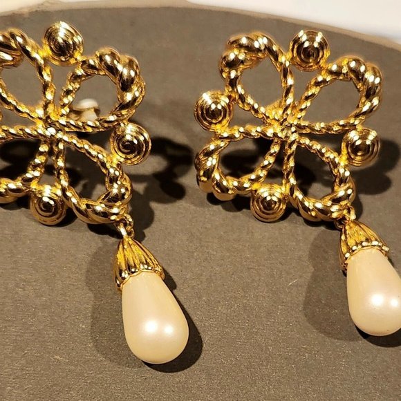Joan Rivers Classics Gold Tone Clip-on Earrings Signed  ❤️JOAN RIVERS Pearl and Filagree Gold Rope Filagree Ribbon Dangle Clip Earrings